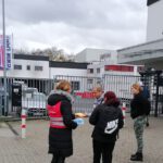 Beraterin verteilt Flyer an Ratsuchende