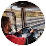 LKW Fahrer fährt im LKW.