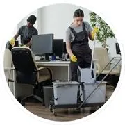 Putzfrau Putzkraft reinigt Büros.